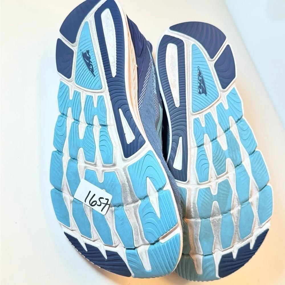 Altra Torin 6 road running shoes in the 